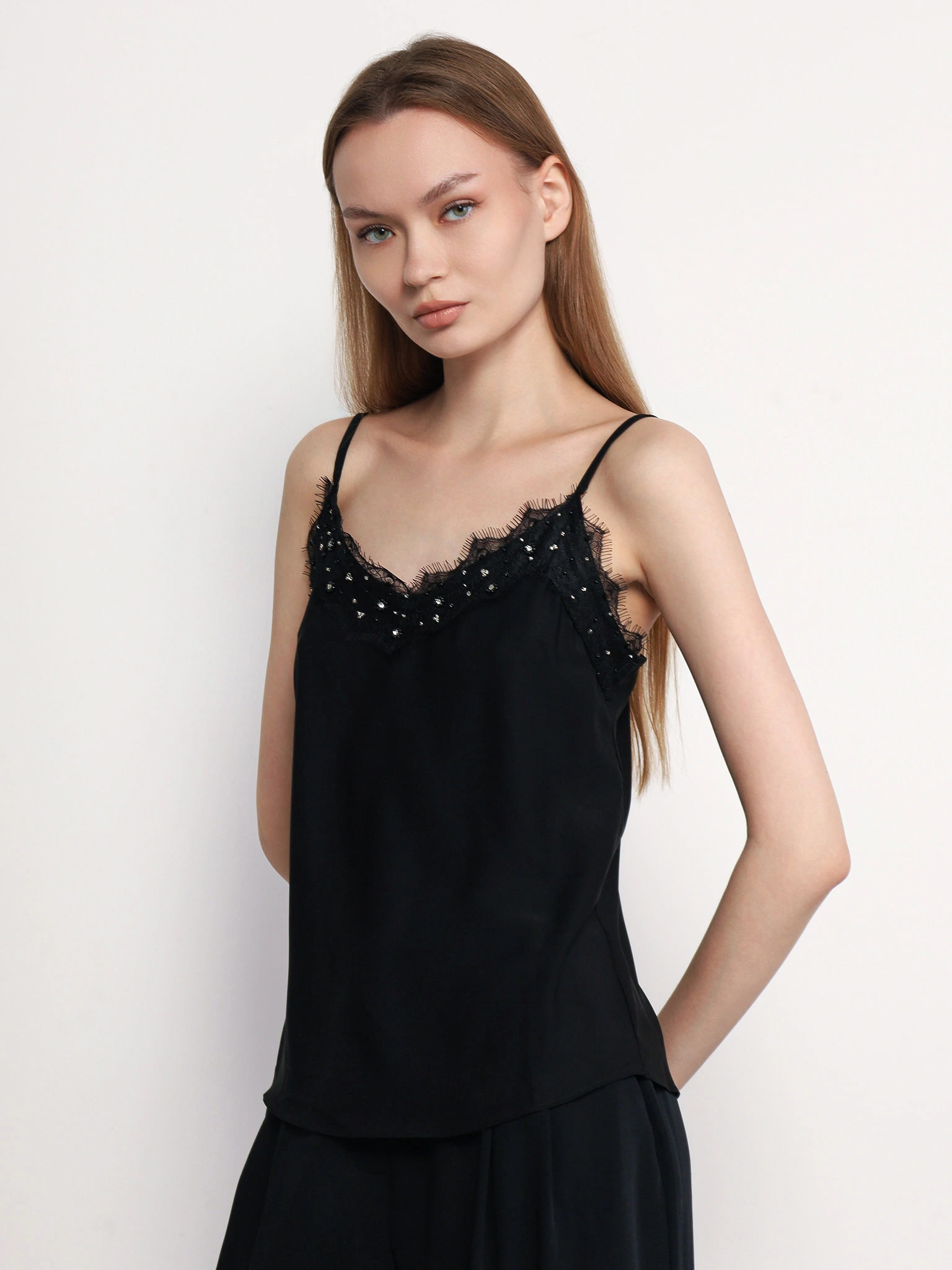 Топ черного цвета с кружевом и цепочкой-мониль